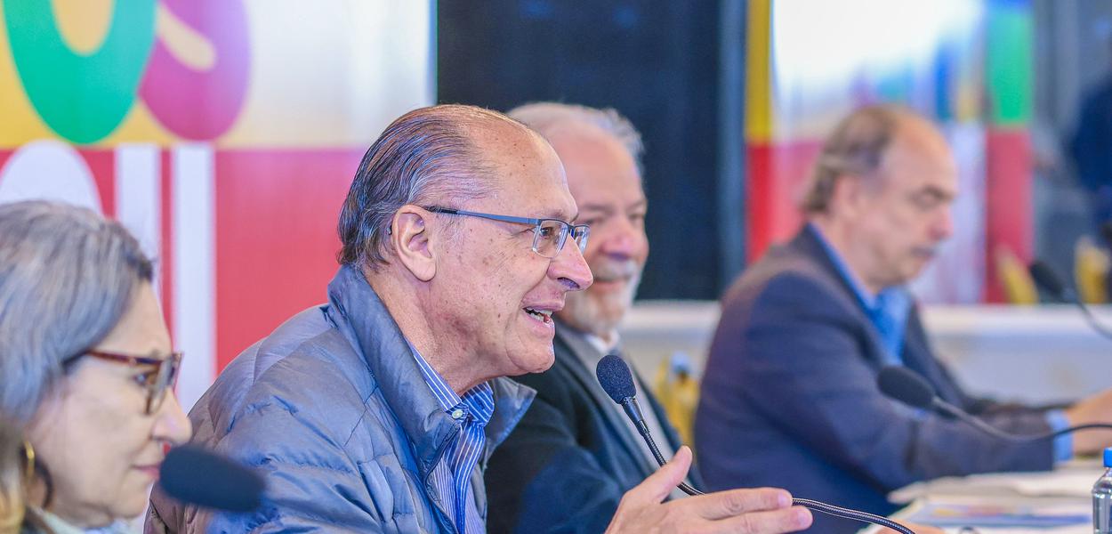 Geraldo Alckmin ao lado de Lula e Mercadante