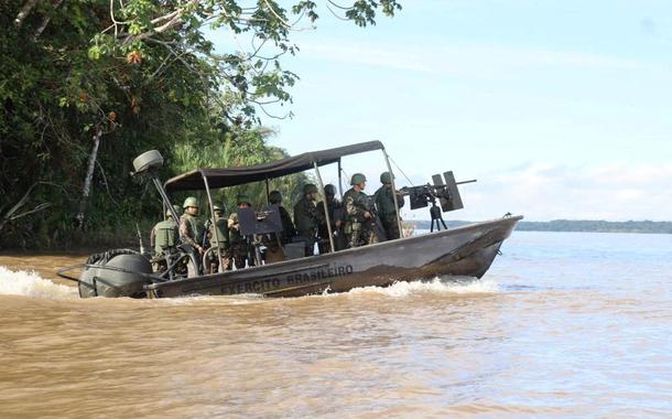 Uma equipe de busca procura o jornalista britânico Dom Phillips e o especialista indígena Bruno Pereira