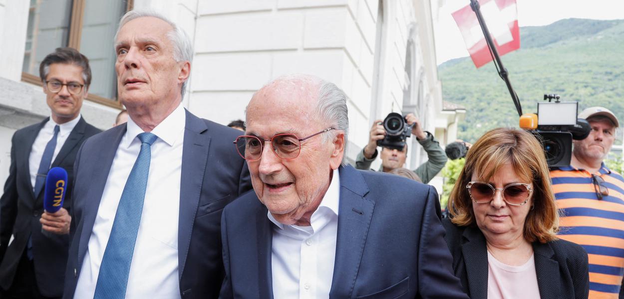 Ex-presidente da Fifa Joseph Blatter deixam tribunal em Bellinzona, na Suíça