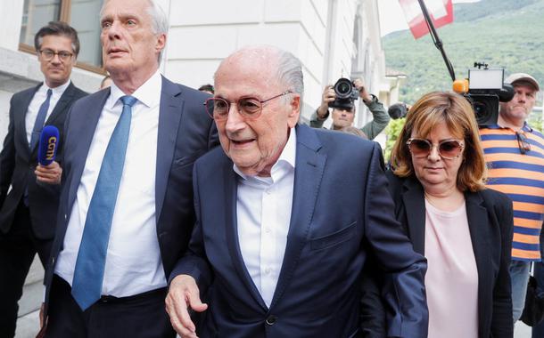 Ex-presidente da Fifa Joseph Blatter deixam tribunal em Bellinzona, na Suíça