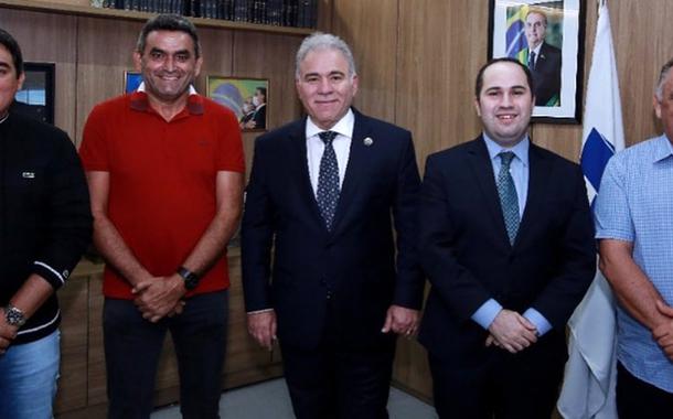 Os prefeitos Lucas Gonçalves Braga, de Marizópolis, Sergio de Levi, de Vista Serrana, o ministro Marcelo Queiroga, Queiroguinha, e o prefeito de São José da Lagoa Tapada, Cláudio Antônio Marques, o Coloral