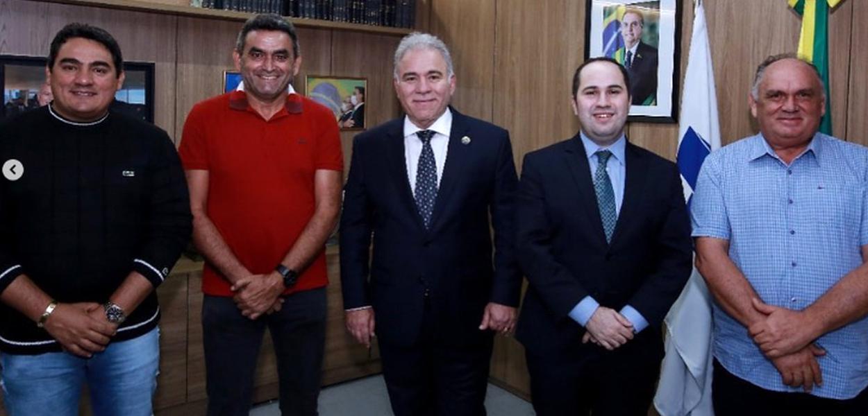 Os prefeitos Lucas Gonçalves Braga, de Marizópolis, Sergio de Levi, de Vista Serrana, o ministro Marcelo Queiroga, Queiroguinha, e o prefeito de São José da Lagoa Tapada, Cláudio Antônio Marques, o Coloral
