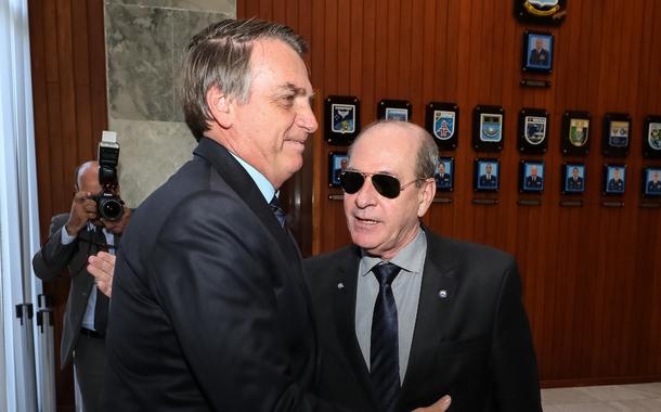 Jair Bolsonaro e Fernando Azevedo e Silva (de óculos)