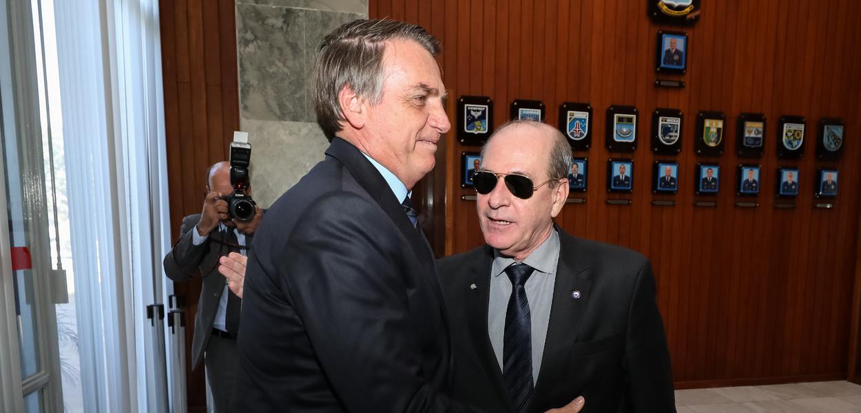 Jair Bolsonaro e Fernando Azevedo e Silva (de óculos)