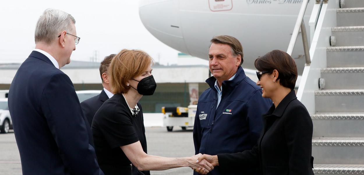 Jair Bolsonaro e a primeira-dama Michelle Bolsonaro em desembarque nos EUA