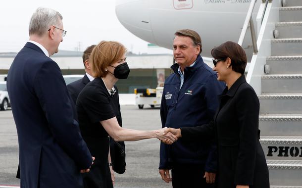 Jair Bolsonaro e a primeira-dama Michelle Bolsonaro em desembarque nos EUA