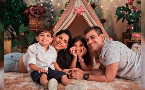 Iara e Victor, com os filhos Vitória e Lucas