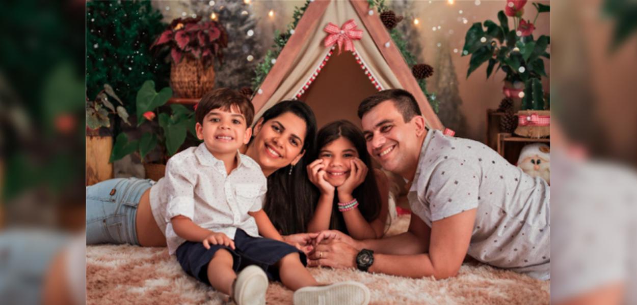 Iara e Victor, com os filhos Vitória e Lucas