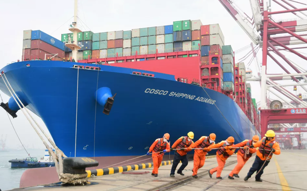 Trabalhadores no porto em Qingdao, na China