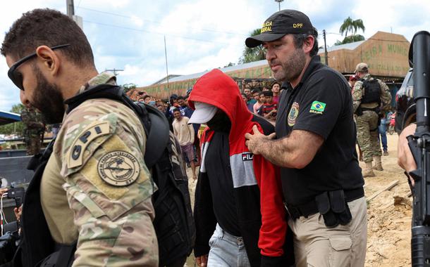 Polícia leva suspeito preso para rio onde jornalista e indigenista desapareceram na Amazônia 15/06/2022