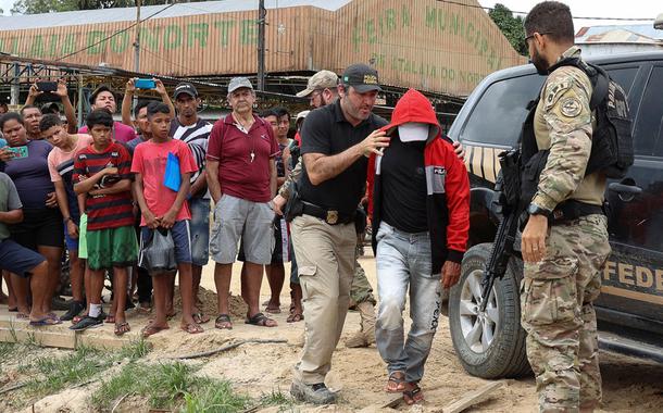 Homem é escoltado por agentes da PF, em meio às buscas por Dom Phillips e Bruno Pereira. 15/06/2022