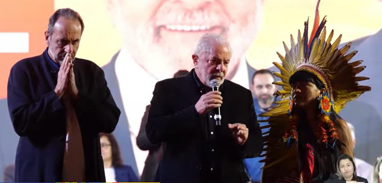 Ex-presidente Luiz Inácio Lula da Silva durante ato em Minas com Alexandre Kalil (à esq.) e uma liderança indídgena