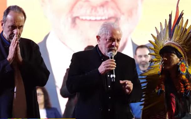 Ex-presidente Luiz Inácio Lula da Silva durante ato em Minas com Alexandre Kalil (à esq.) e uma liderança indídgena