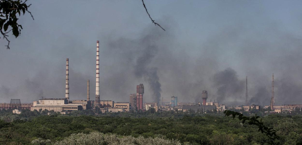 Fumaça após ataque militar atingir fábrica química de Azot, em Sievierodonetsk, na Ucrânia
10/06/2022 REUTERS/Oleksandr Ratushniak