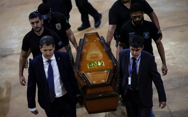 Agentes da PF carregam, em Brasília, caixão com restos mortais após suspeito confessar ter matado Dom Phillips e Bruno Pereira