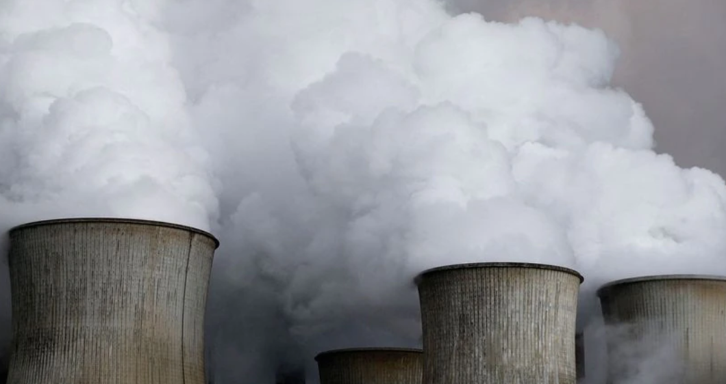 Vapor sobe das torres de resfriamento da usina de carvão da RWE, uma das maiores empresas de eletricidade e gás da Europa em Niederaussem, Alemanha, 3 de março de 2016