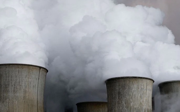 Vapor sobe das torres de resfriamento da usina de carvão da RWE, uma das maiores empresas de eletricidade e gás da Europa em Niederaussem, Alemanha, 3 de março de 2016