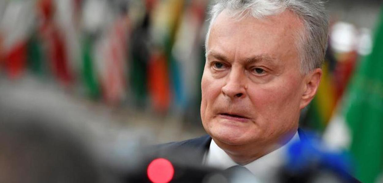 O presidente da Lituânia, Gitanas Nauseda, fala com a mídia ao chegar para a cúpula UE-África no prédio do Conselho Europeu em Bruxelas, Bélgica, em 17 de fevereiro de 2022