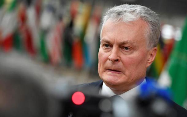 O presidente da Lituânia, Gitanas Nauseda, fala com a mídia ao chegar para a cúpula UE-África no prédio do Conselho Europeu em Bruxelas, Bélgica, em 17 de fevereiro de 2022