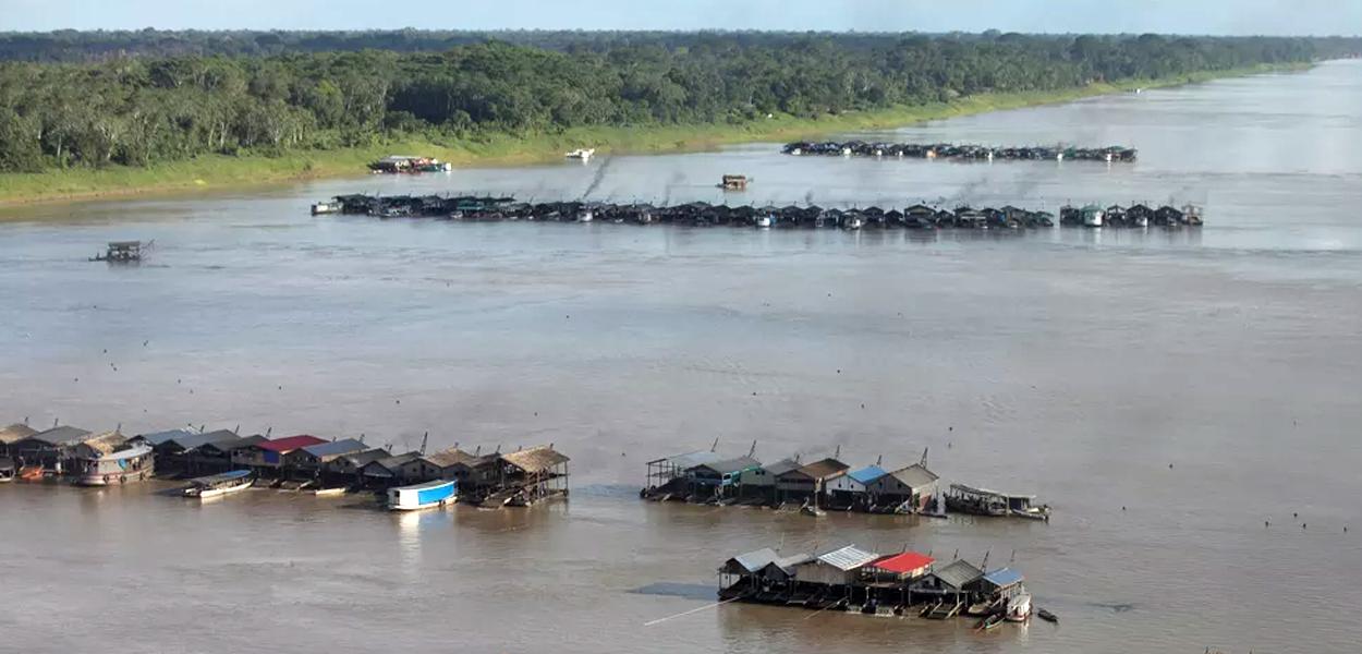 Dragas e balsas atracaram no meio do rio Madeira, no Amazonas, para exploração ilegal de ouro.