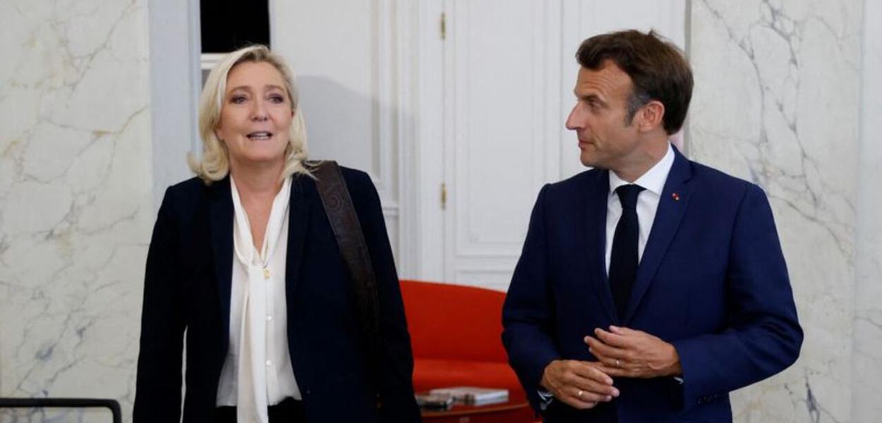 Presidente francês, Emmanuel Macron, e líder de extrema-direita Marine Le Pen no Palácio do Eliseu 21/06/2022