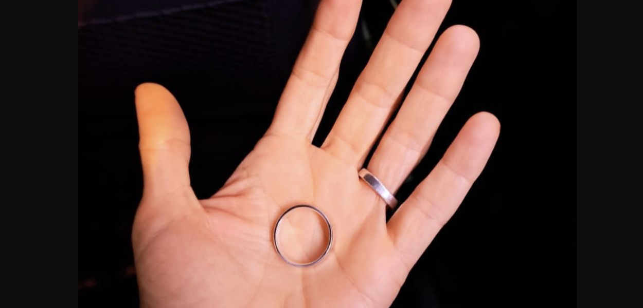 Alessandra segura a aliança de Dom Phillips