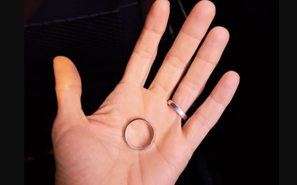 Alessandra segura a aliança de Dom Phillips