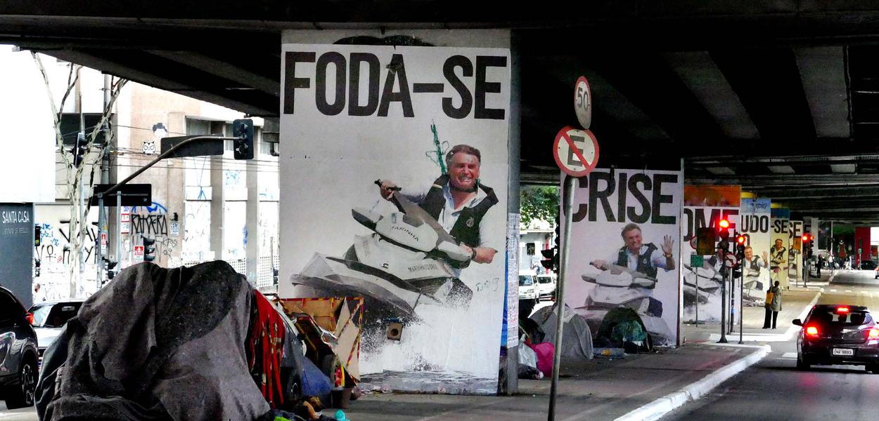 Cartazes colados sob o elevado João Goulart rua Amaral Gurgel, em São Paulo