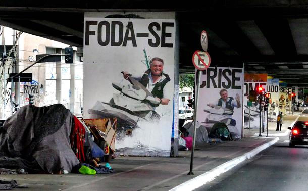 Cartazes colados sob o elevado João Goulart rua Amaral Gurgel, em São Paulo