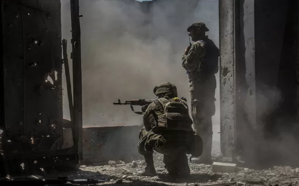 Soldados ucranianos fazem patrulha de território sob ataque da Rússia em Severodonetsk