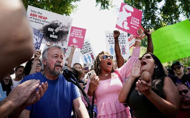Manifestantes antiaborto comemoram do lado de fora da Suprema Corte dos EUA. 25 de junho de 2022