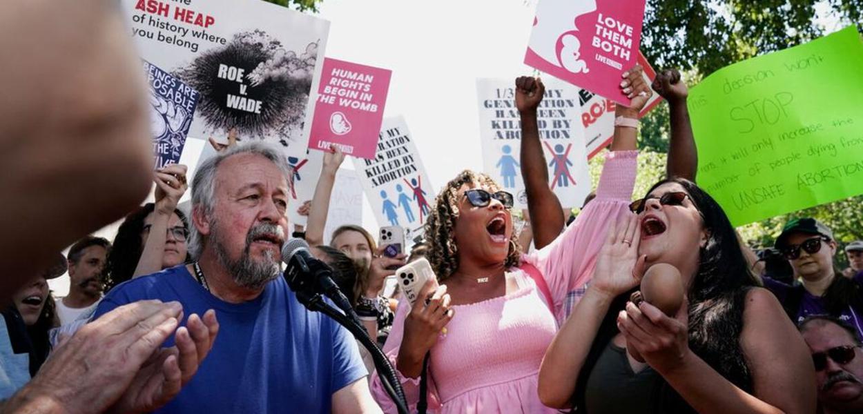 Manifestantes antiaborto comemoram do lado de fora da Suprema Corte dos EUA. 25 de junho de 2022