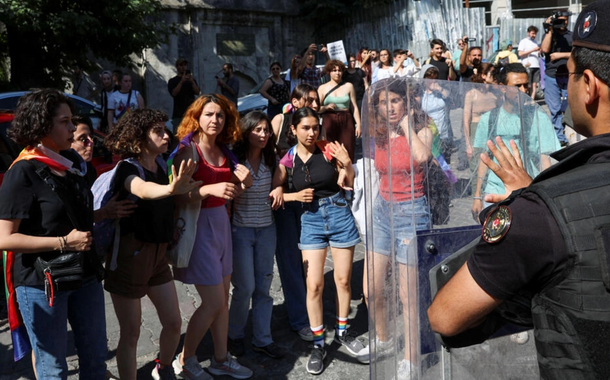 Policiais turcos tentam impedir a Parada do Orgulho LGBT+ depois da proibição pelas autoridades locais. Istambul, 26 de junho de 2022