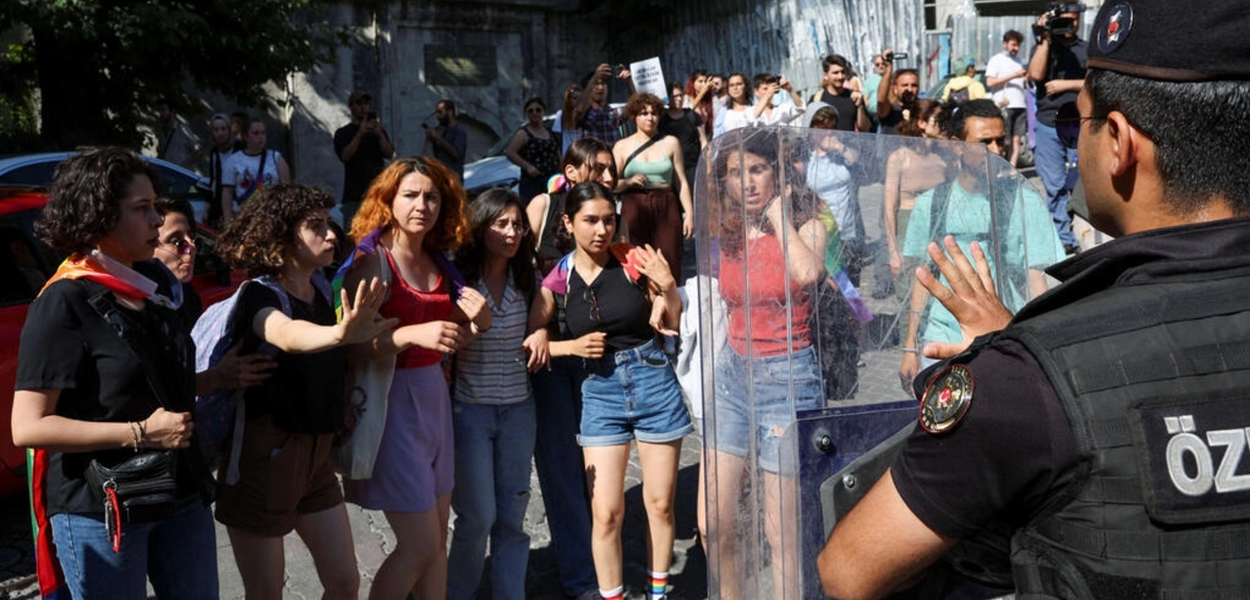 Policiais turcos tentam impedir a Parada do Orgulho LGBT+ depois da proibição pelas autoridades locais. Istambul, 26 de junho de 2022