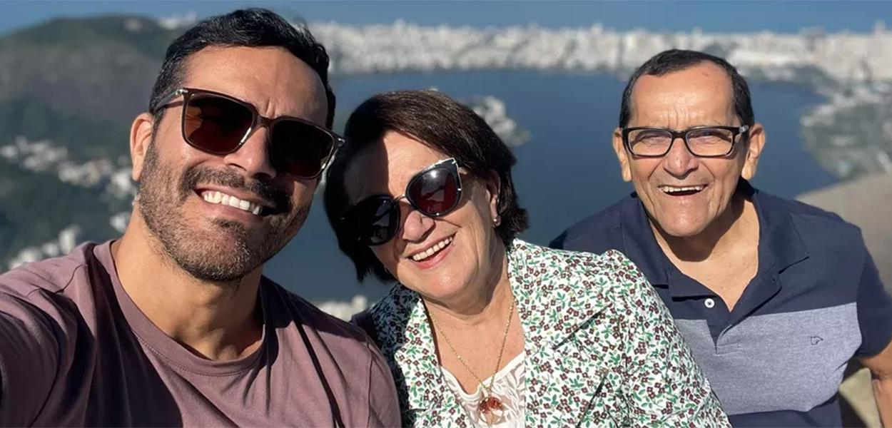 Felipe Coelho com os pais