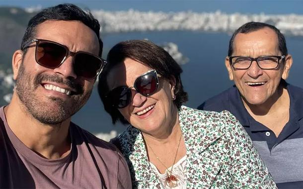 Felipe Coelho com os pais