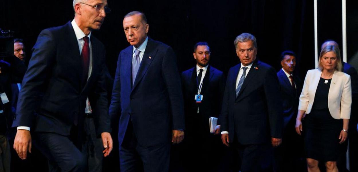 O presidente turco, Tayyip Erdogan, o presidente da Finlândia, Sauli Niinisto, a ex-primeira-ministra da Suécia, Magdalena Andersson e o secretário-geral da Otan, Jens Stoltenberg, chegam para assinar um documento durante uma cúpula da Otan em Madri