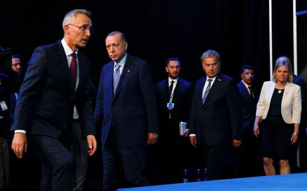 O presidente turco, Tayyip Erdogan, o presidente da Finlândia, Sauli Niinisto, a ex-primeira-ministra da Suécia, Magdalena Andersson e o secretário-geral da Otan, Jens Stoltenberg, chegam para assinar um documento durante uma cúpula da Otan em Madri