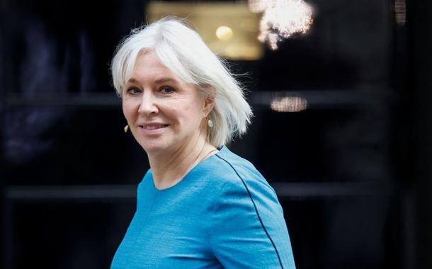 A secretária de Cultura britânica, Nadine Dorries, caminha do lado de fora da Downing Street, em Londres, Grã-Bretanha, em 23 de março de 2022