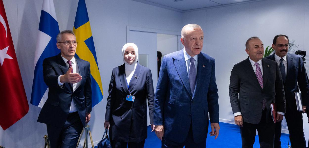 O presidente turco Tayyip Erdogan, o presidente da Finlândia Sauli Niinisto, a primeira-ministra da Suécia Magdalena Andersson e o secretário-geral da OTAN Jens Stoltenberg chegam para assinar um documento durante uma cúpula da OTAN em Madri