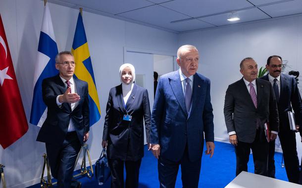 O presidente turco Tayyip Erdogan, o presidente da Finlândia Sauli Niinisto, a primeira-ministra da Suécia Magdalena Andersson e o secretário-geral da OTAN Jens Stoltenberg chegam para assinar um documento durante uma cúpula da OTAN em Madri