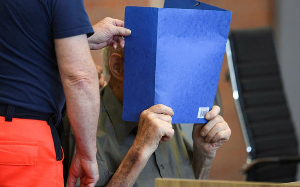 O ex-agente de segurança do campo de concentração de Sachsenhausen, de 101 anos, esconde o rosto na sala de audiências antes de seu veredicto no tribunal de Brandemburgo no Haven, Alemanha, em 28 de junho de 2022