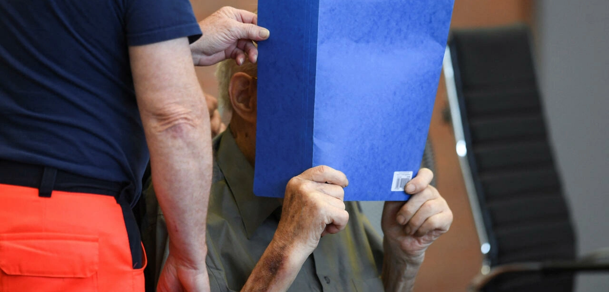 O ex-agente de segurança do campo de concentração de Sachsenhausen, de 101 anos, esconde o rosto na sala de audiências antes de seu veredicto no tribunal de Brandemburgo no Haven, Alemanha, em 28 de junho de 2022