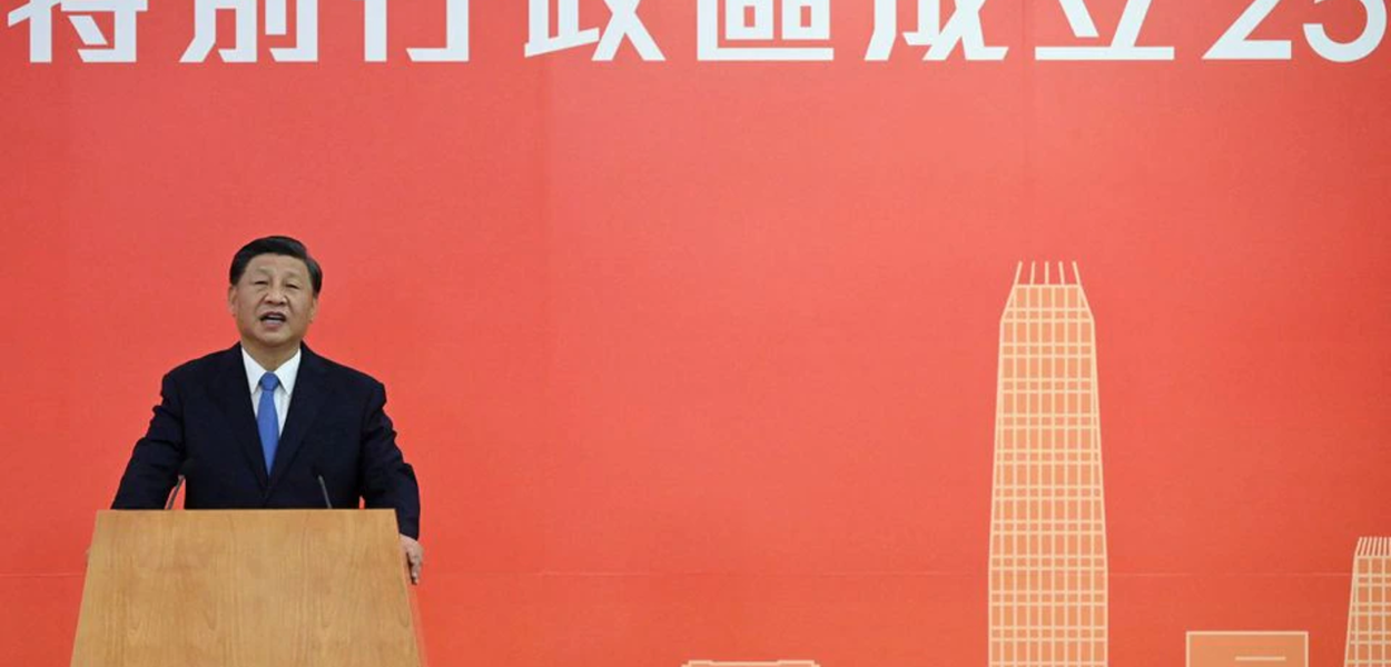 O presidente da China, Xi Jinping, fala no 25º aniversário da entrega da ex-colônia britânica ao domínio chinês, em Hong Kong