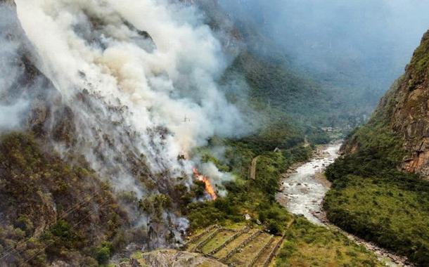 Incêndio florestal perto de Machu Picchu, no Peru