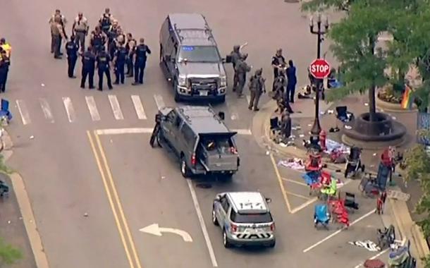 Policiais em local de tiroteio durante desfile de 4 de Julho em Highland Park, um subúrbio de Chicago04/07/2022