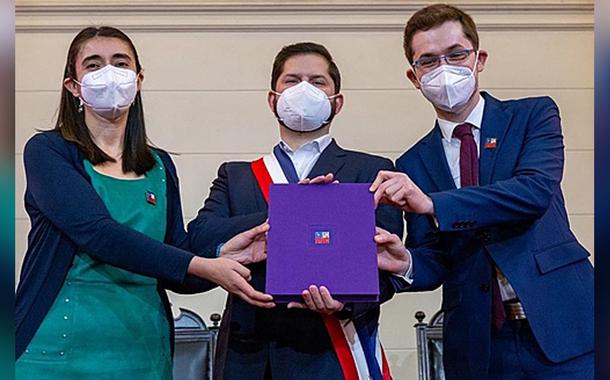 Presidenta da Convenção Constitucional, María Elisa Quinteros, e seu vice, Gaspar Domínguez, seguram proposta de nova constituição junto ao presidente chileno Gabriel Boric