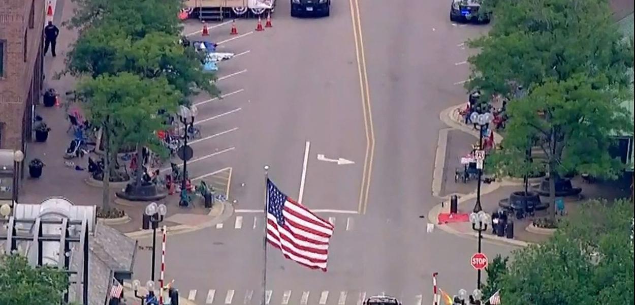 A polícia é mobilizada após o tiroteio em uma rota do desfile de 4 de julho no rico subúrbio de Highland Park, Illinois, EUA, em 4 de julho de 2022 em uma imagem estática de vídeo
