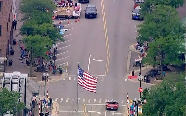 A polícia é mobilizada após o tiroteio em uma rota do desfile de 4 de julho no rico subúrbio de Highland Park, Illinois, EUA, em 4 de julho de 2022 em uma imagem estática de vídeo