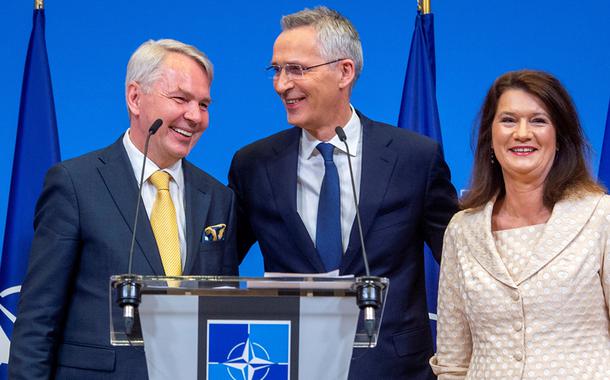 Ministra das Relações Exteriores da Suécia, Ann Linde, ministro das Relações Exteriores da Finlândia, Pekka Haavisto, e secretário-geral da Otan, Jens Stoltenberg, na sede da aliança militar ocidental em Bruxelas